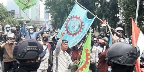 Buruh Geber-geber Motor Saat Demo Tolak Omnibus Law di Senayan