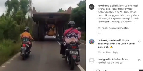 Truk Tambang Melintas di Jalan Raya, Pemotor Pasrah Tak Bisa Nyalip
