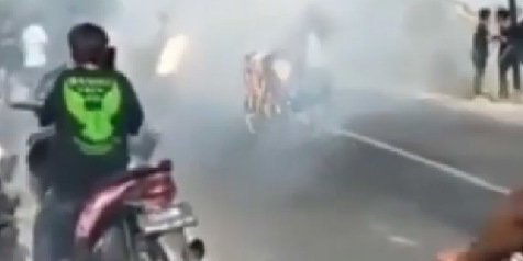 Bikin Geram, Segerombolan Pemuda Geber-geber Knalpot Motor yang Keluarkan Api di Tengah Jalan