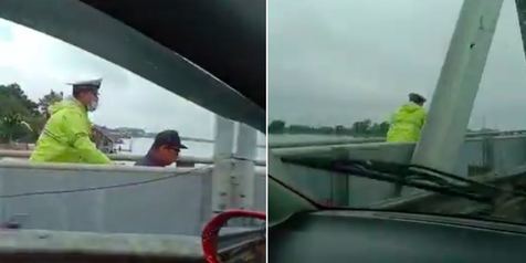 Polisi Bantu Dorong Kursi Roda Seberangi Jembatan Landak Pontianak, Banjir Doa Netizen