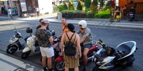 Viral Video Sejumlah Turis Asing Kendarai Motor Tanpa Masker di Canggu Bali
