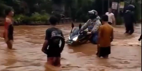 Honda CBR150R Diajak Terobos Banjir, Bikin Netizen Iba