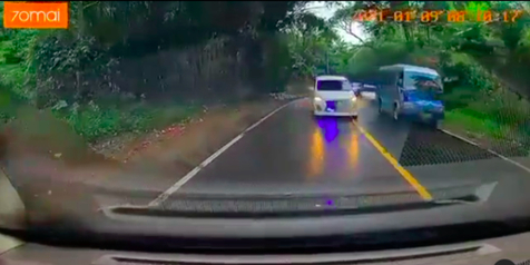 Vdieo MPV Putih Pakai Strobo Nyalip di Jalan Marka Kuning, Kena Hujat Netizen