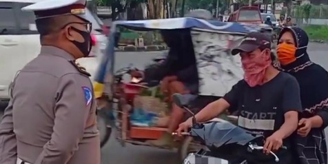 Aksi Kocak Pengendara Sepeda Motor saat Terjaring Razia di Medan, Pakai Masker Kresek