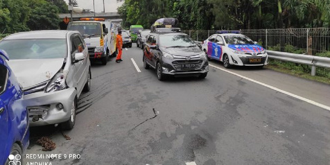 Kronologi Kecelakaan Beruntun di Tol Cawang yang Melibatkan 4 Mobil