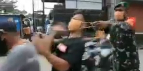 Viral Aksi Kocak Anggota TNI saat Pasang Masker kepada Pemotor, Bikin Ngakak