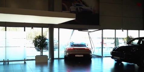 YouTuber Tabrakkan Mobil Listrik Porsche Taycan Seharga Rp2,5 Miliar di Dalam Dealer