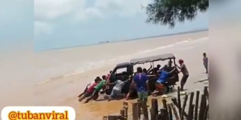 Viral Aksi Para Atlet Voli Dorong Mobil Tahu Bulat yang Amblas di Pantai Tuban