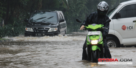 5 Hal yang Wajib Dilakukan Ketika Motor Terendam Banjir