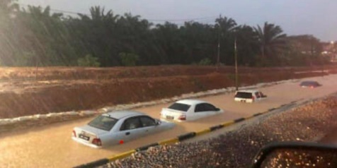 Potret Sederet Mobil yang Terendam Banjir Sampai Setengah Bodi di Malaysia