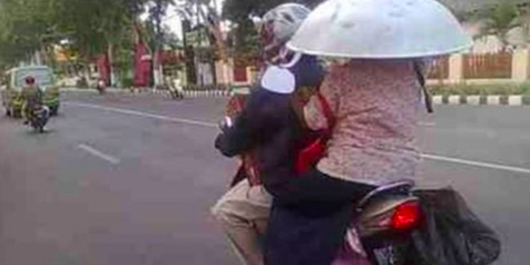 12 Kelakuan Emak-Emak saat Dibonceng Pakai Sepeda Motor, Kocak tapi Jangan Ditiru ya!