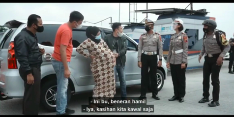 Polisi Hentikan Mobil, Pak Bhabin Sukses Bongkar Modus Mudik Pura-Pura Hamil