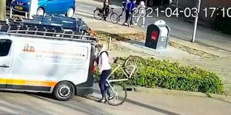 Pesepeda Asyik Main Handphone saat Gowes, Endingnya Nabrak Mobil Parkir