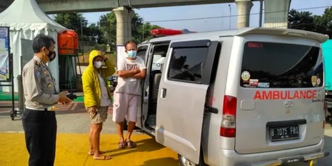 Polisi Amankan Rombongan yang Jalan-jalan Pakai Ambulans saat Lebaran di Bekasi