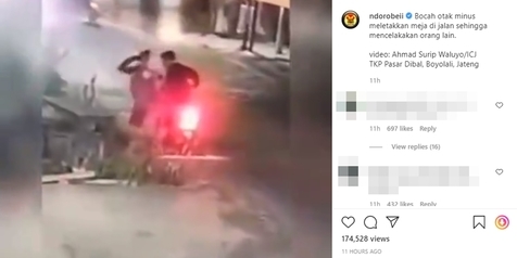 Viral Dua Remaja Pria Letakkan Meja di Tengah Jalan, Bikin Pemotor Celaka