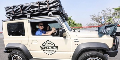 Momen AHY dan Istri saat Kendarai Mobil \'Jangkrik\' Keliling Kota Kembang