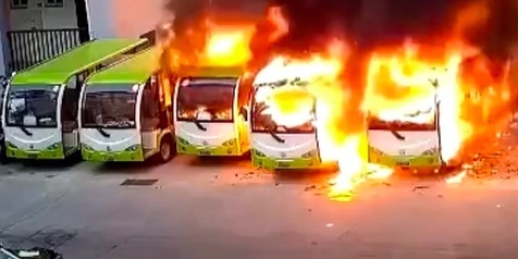 4 Bus Listrik Dilalap Api saat sedang Diparkir di Kampus