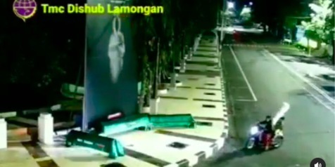 Terekam CCTV, Dua Orang Kendarai Honda Scoopy Bawa Kabur Pocong PPKM Darurat