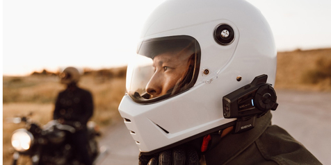 Musim Motovlog, Kamera-Interkom Helm Sena Kini Bisa Manfaatkan Teknologi Komunikasi Mesh