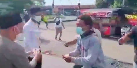 Viral Laki-Laki Pakai Peci Dikawal Polisi Bagi-Bagi Duit di Jalan saat PPKM, Diserbu Warga