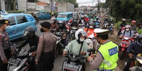 Hoaks, Video Pemotor Lolos Penyekatan PPKM dengan Lewat SPBU di Bogor