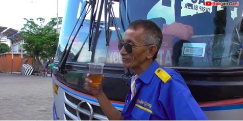 Usia Boleh Lebih dari Setengah Abad, Mbah Datuk Masih Jago Kemudikan Bus
