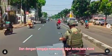 Viral Sopir Tak Sengaja Senggol Spion Motor, Kaca Ambulans Kena Sasaran