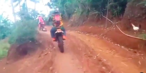 Ganti Rugi Usai Tabrak Ayam saat Trabas, Kelakuan Rider Motor Trail Banjir Pujian