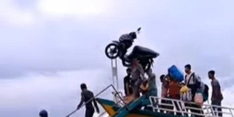 Bikin Melongo, Pria Ini Panggul Motor Matik di Pundaknya saat Turun Kapal
