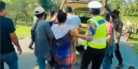 Aksi Heroik Polisi dan Warga Bahu Membahu Tolong Ibu Hamil yang akan Melahirkan saat Terjebak Macet