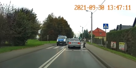 Kesalahan Fatal, Pemobil BMW Nyaris Tabrak Pejalan Kaki di Depan Polisi