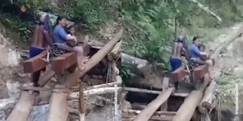Aksi Pemotor di Papua Lewati Jembatan dari Sebatang Kayu Ini Bikin Melongo, Penumpangnya Santuy