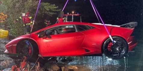 Pengemudi Salah Injak Pedal Rem dan Gas, Lamborghini Nyemplung ke Danau