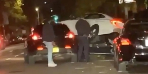 Kepergok Bawa Ganja, Pemobil Ini Nekat Kabur dengan Lindas Mobil Polisi