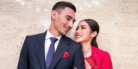 Momen Pengantin Baru Jessica Iskandar dan Suami Naik Mobil Atap Terbuka, Romantis Abis