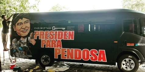 Fotonya Nongol di Bodi Minibus, Gus Miftah Dijuluki Presiden Para Pendosa