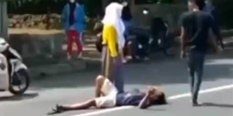 Pria Ini Nekat Tidur di Tengah Jalan Gara-gara Cekcok dengan Pacar, Netizen: Nyusahin Aja