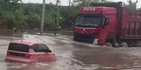 Begini Jadinya Bila Mobil Listrik Wuling Melibas Banjir