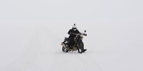 Bikers Royal Enfield Himalayan Tembus Medan dan Cuaca Ekstrem Antartika