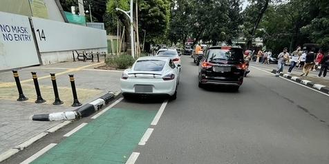 Heboh Potret Mobil Mewah Parkir Sembarangan di Jalur Sepeda, Sukses Bikin Netizen Kesal