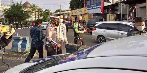 Kawal Mobil Mewah Lawan Arus ke Puncak, Anggota Dishub Ditilang Polisi