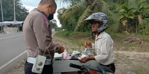 Penjual Es Gemetar saat Didatangi Polisi Gara-gara Pajak Motor Mati, Endingnya Malah Bikin Senyum