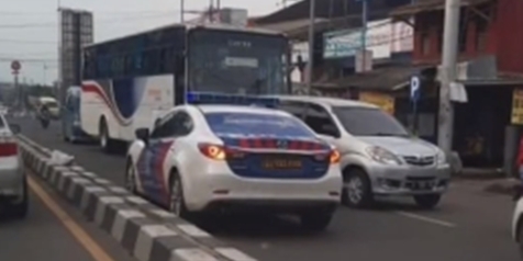 Viral Mobil Polisi Nekat Lawan Arus Lalin, Begini Fakta Mengejutkan di Baliknya
