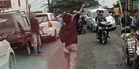 Salut! Remaja Pria Berlarian Tembus Kemacetan Demi Buka Jalan Ambulans