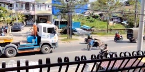 Jarang Ditemukan, Truk Trailer Sabar Membuntuti Tukang Becak di Tengah Jalan