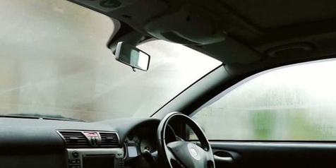 Cara Menghilangkan Embun di Kaca Mobil saat Hujan
