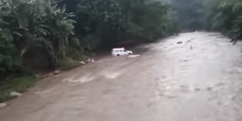 Viral Detik-detik Mobil Ambulans Pembawa Jenazah Seberangi Sungai Beraliran Deras