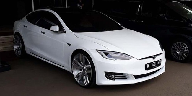 Ke Kantor Dpr Naik Tesla Model S Bamsoet Mau Promosi Mobil