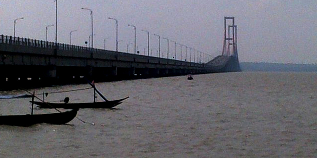 8800 Hantu Jembatan Suramadu HD Terbaik