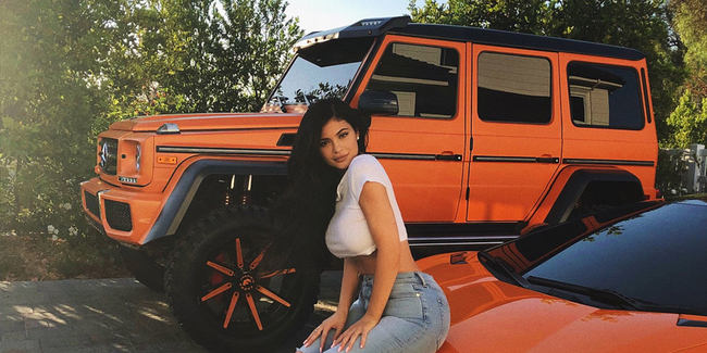 Pose Cantik Kylie Jenner di Sebelah Mercedes-Benz G550 Kustom Miliknya